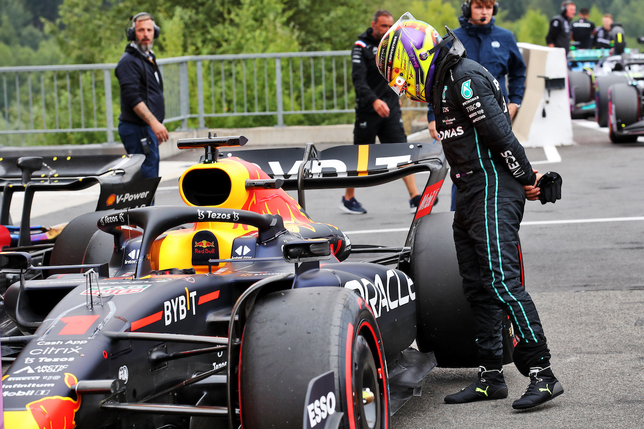 GP BELGIO, Lewis Hamilton (GBR) Mercedes AMG F1 takes a look at the Red Bull Racing RB18 of Max Verstappen (NLD) Red Bull Racing.
27.08.2022. Formula 1 World Championship, Rd 14, Belgian Grand Prix, Spa Francorchamps, Belgium, Qualifiche Day.
 - www.xpbimages.com, EMail: requests@xpbimages.com © Copyright: Coates / XPB Images