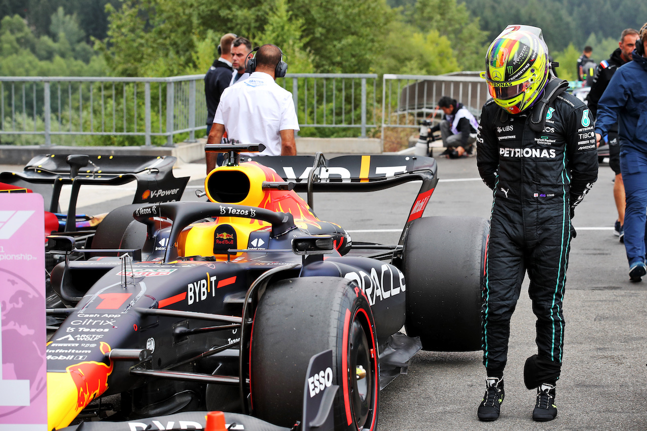 GP BELGIO, Lewis Hamilton (GBR) Mercedes AMG F1 takes a look at the Red Bull Racing RB18 of Max Verstappen (NLD) Red Bull Racing.
27.08.2022. Formula 1 World Championship, Rd 14, Belgian Grand Prix, Spa Francorchamps, Belgium, Qualifiche Day.
 - www.xpbimages.com, EMail: requests@xpbimages.com © Copyright: Coates / XPB Images