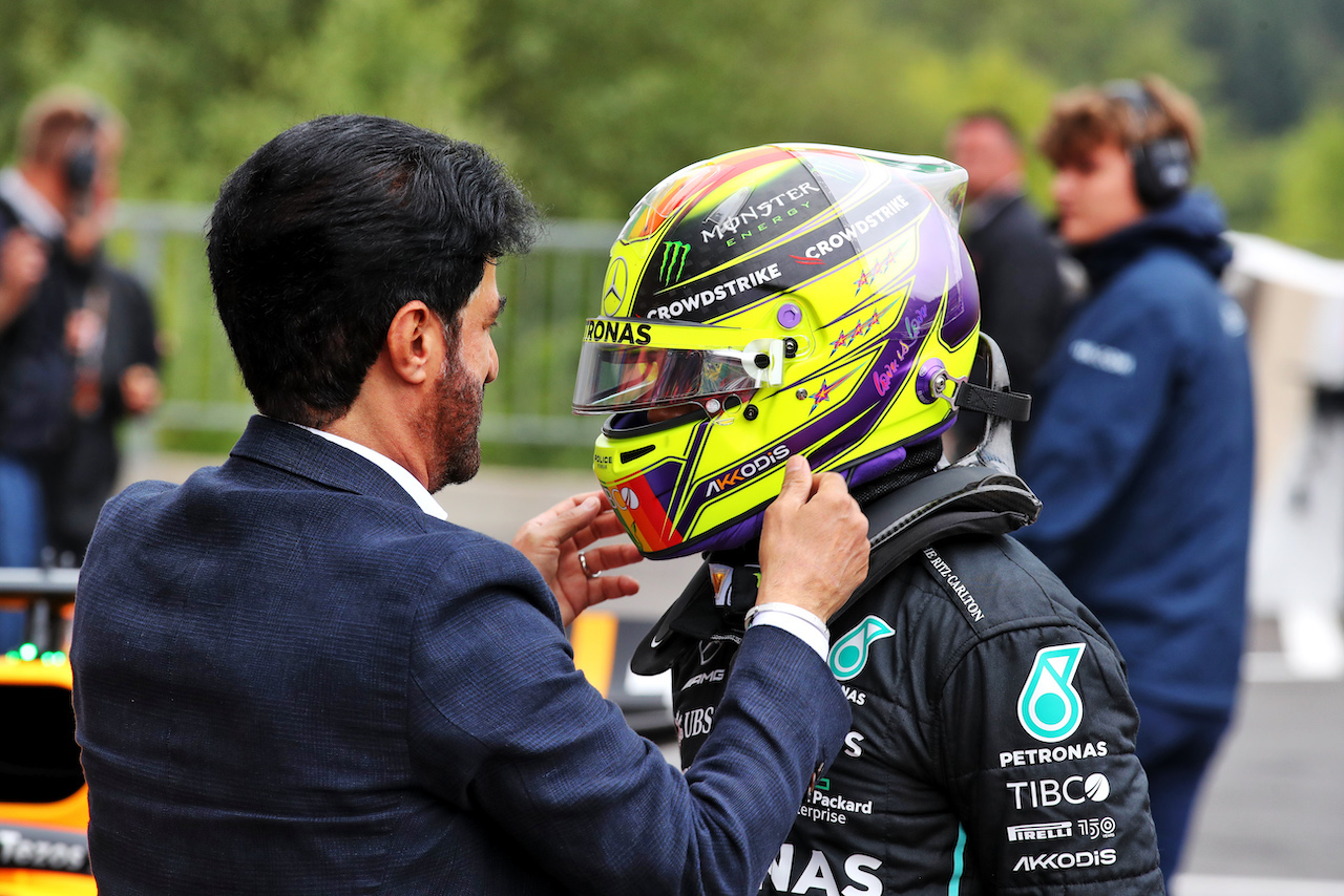 GP BELGIO, (L to R): Mohammed Bin Sulayem (UAE) FIA President with Lewis Hamilton (GBR) Mercedes AMG F1 in qualifying parc ferme.
27.08.2022. Formula 1 World Championship, Rd 14, Belgian Grand Prix, Spa Francorchamps, Belgium, Qualifiche Day.
 - www.xpbimages.com, EMail: requests@xpbimages.com © Copyright: Coates / XPB Images