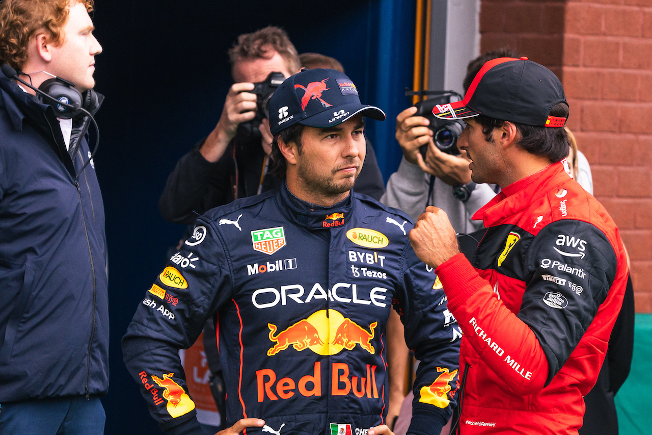 GP BELGIO, (L to R): Sergio Perez (MEX) Red Bull Racing with Carlos Sainz Jr (ESP) Ferrari in qualifying parc ferme.
27.08.2022. Formula 1 World Championship, Rd 14, Belgian Grand Prix, Spa Francorchamps, Belgium, Qualifiche Day.
- www.xpbimages.com, EMail: requests@xpbimages.com © Copyright: Bearne / XPB Images