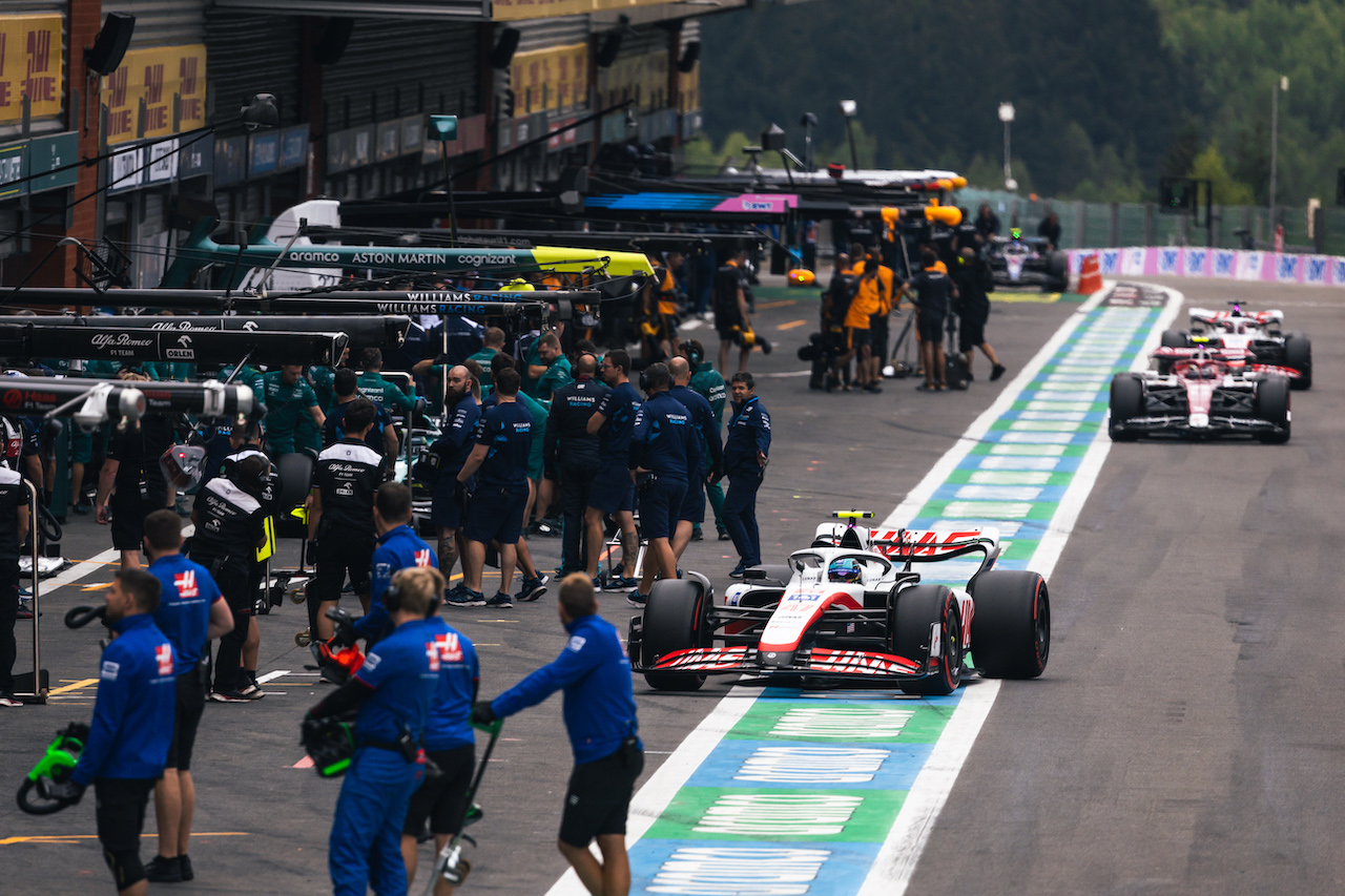 GP BELGIO, Mick Schumacher (GER) Haas VF-22 in the pits.
27.08.2022. Formula 1 World Championship, Rd 14, Belgian Grand Prix, Spa Francorchamps, Belgium, Qualifiche Day.
- www.xpbimages.com, EMail: requests@xpbimages.com © Copyright: Bearne / XPB Images