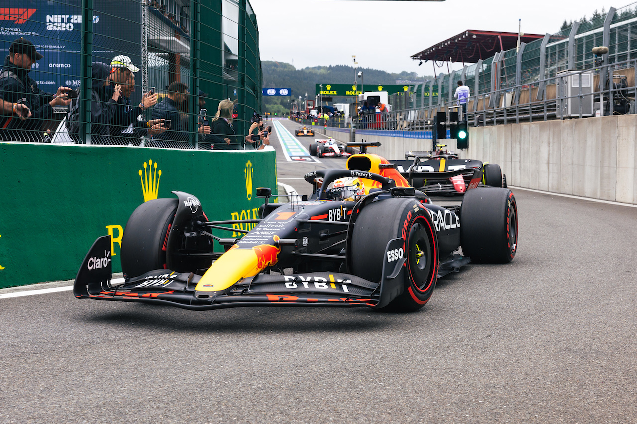 GP BELGIO, Max Verstappen (NLD) Red Bull Racing RB18 leaves the pits.
27.08.2022. Formula 1 World Championship, Rd 14, Belgian Grand Prix, Spa Francorchamps, Belgium, Qualifiche Day.
- www.xpbimages.com, EMail: requests@xpbimages.com © Copyright: Bearne / XPB Images