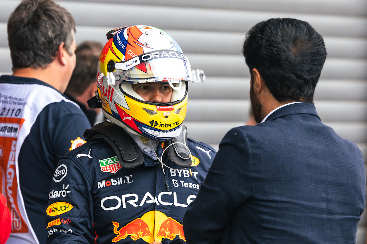 GP BELGIO, (L to R): Sergio Perez (MEX) Red Bull Racing with Mohammed Bin Sulayem (UAE) FIA President in qualifying parc ferme.
27.08.2022. Formula 1 World Championship, Rd 14, Belgian Grand Prix, Spa Francorchamps, Belgium, Qualifiche Day.
- www.xpbimages.com, EMail: requests@xpbimages.com © Copyright: Bearne / XPB Images