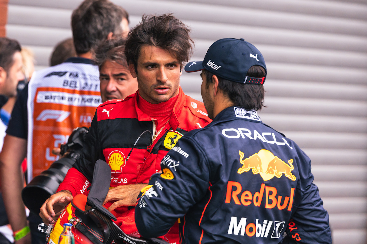 GP BELGIO, (L to R): Carlos Sainz Jr (ESP) Ferrari with Sergio Perez (MEX) Red Bull Racing in qualifying parc ferme.
27.08.2022. Formula 1 World Championship, Rd 14, Belgian Grand Prix, Spa Francorchamps, Belgium, Qualifiche Day.
- www.xpbimages.com, EMail: requests@xpbimages.com © Copyright: Bearne / XPB Images