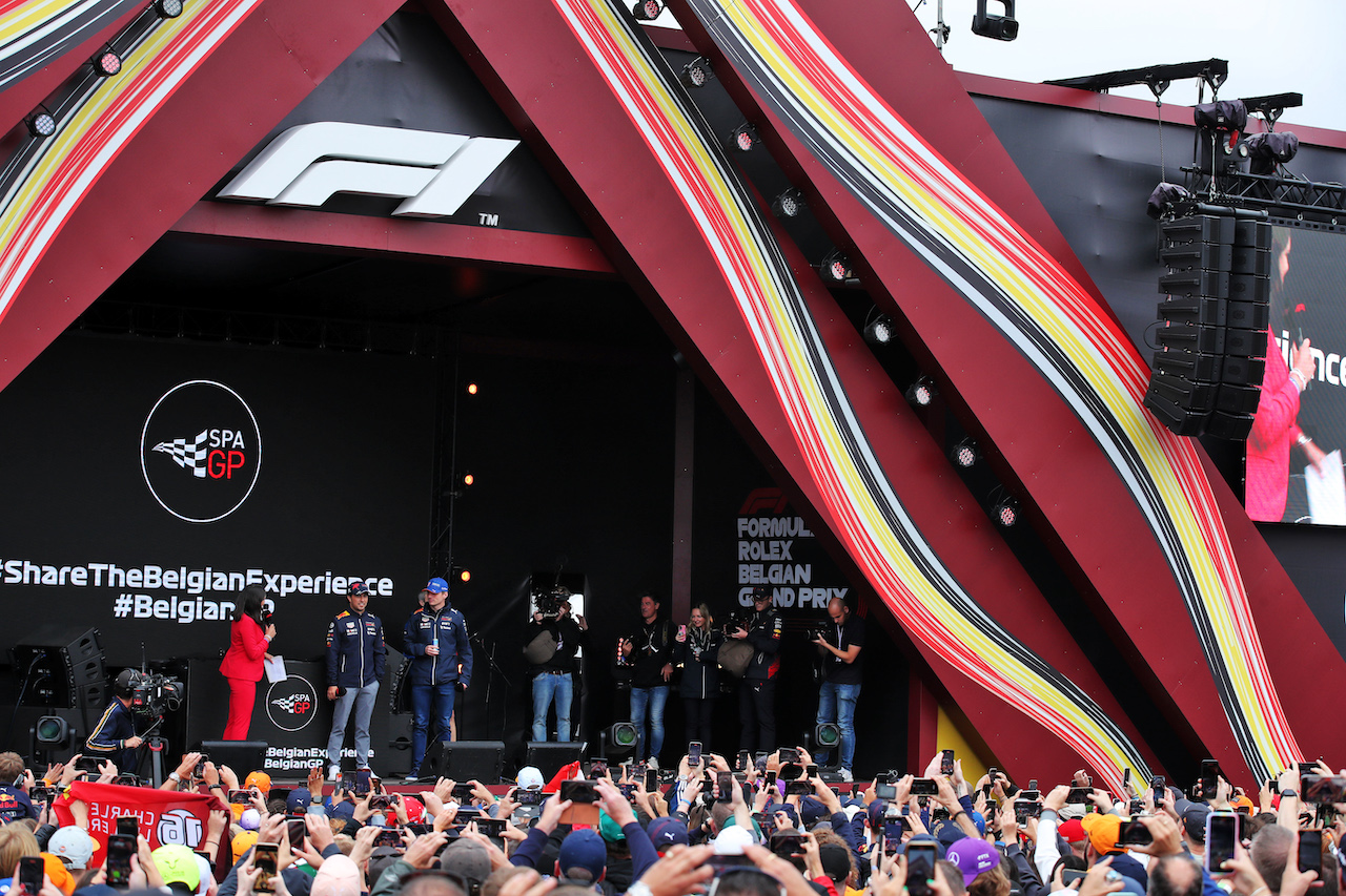 GP BELGIO, Circuit Atmosfera - (L to R): Sergio Perez (MEX) Red Bull Racing e Max Verstappen (NLD) Red Bull Racing on the FanZone stage.
27.08.2022. Formula 1 World Championship, Rd 14, Belgian Grand Prix, Spa Francorchamps, Belgium, Qualifiche Day.
 - www.xpbimages.com, EMail: requests@xpbimages.com © Copyright: Coates / XPB Images