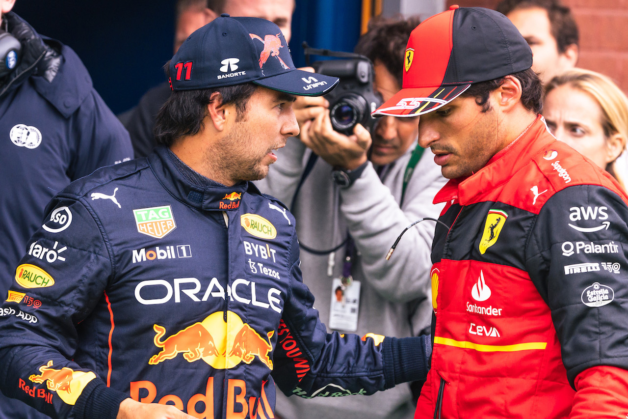 GP BELGIO, (L to R): Sergio Perez (MEX) Red Bull Racing with Carlos Sainz Jr (ESP) Ferrari in qualifying parc ferme.
27.08.2022. Formula 1 World Championship, Rd 14, Belgian Grand Prix, Spa Francorchamps, Belgium, Qualifiche Day.
- www.xpbimages.com, EMail: requests@xpbimages.com © Copyright: Bearne / XPB Images