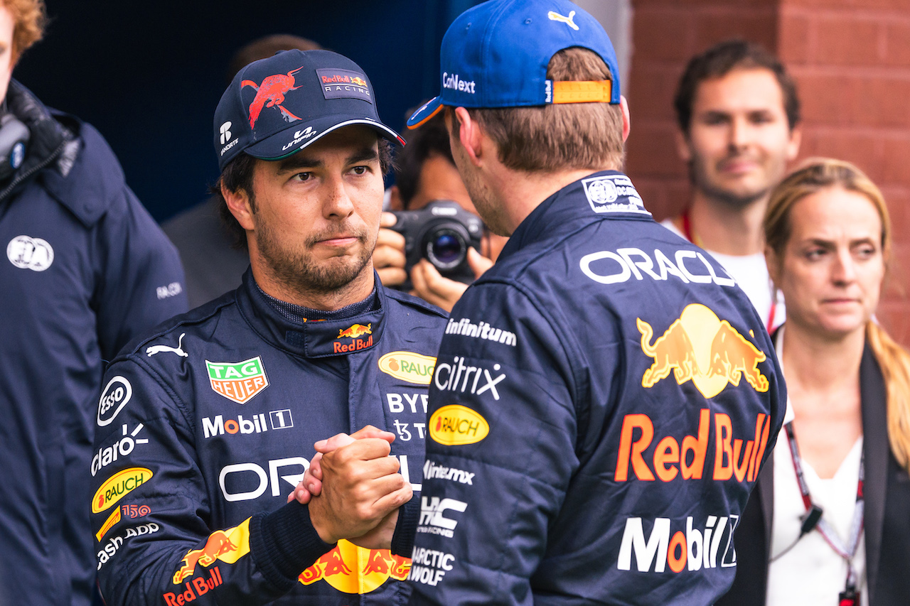GP BELGIO, (L to R): Sergio Perez (MEX) Red Bull Racing with team mate Max Verstappen (NLD) Red Bull Racing in qualifying parc ferme.
27.08.2022. Formula 1 World Championship, Rd 14, Belgian Grand Prix, Spa Francorchamps, Belgium, Qualifiche Day.
- www.xpbimages.com, EMail: requests@xpbimages.com © Copyright: Bearne / XPB Images