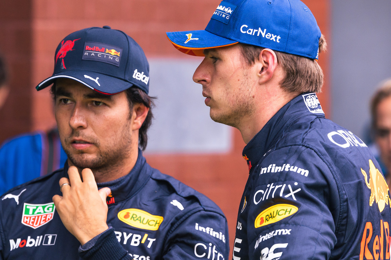 GP BELGIO, (L to R): Sergio Perez (MEX) Red Bull Racing with team mate Max Verstappen (NLD) Red Bull Racing in qualifying parc ferme.
27.08.2022. Formula 1 World Championship, Rd 14, Belgian Grand Prix, Spa Francorchamps, Belgium, Qualifiche Day.
- www.xpbimages.com, EMail: requests@xpbimages.com © Copyright: Bearne / XPB Images
