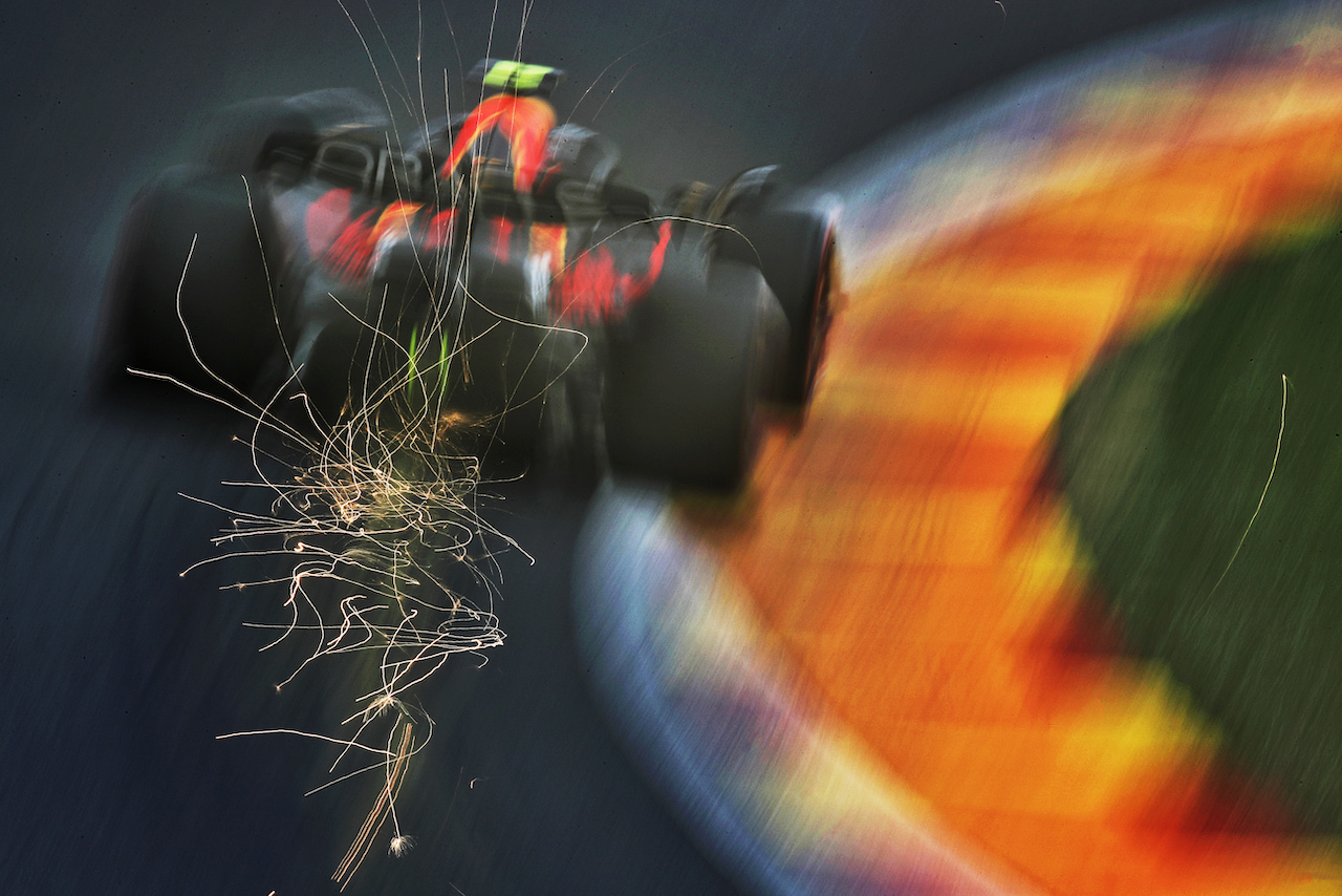 GP BELGIO, Sergio Perez (MEX) Red Bull Racing RB18 sends sparks flying.
27.08.2022. Formula 1 World Championship, Rd 14, Belgian Grand Prix, Spa Francorchamps, Belgium, Qualifiche Day.
 - www.xpbimages.com, EMail: requests@xpbimages.com © Copyright: Coates / XPB Images