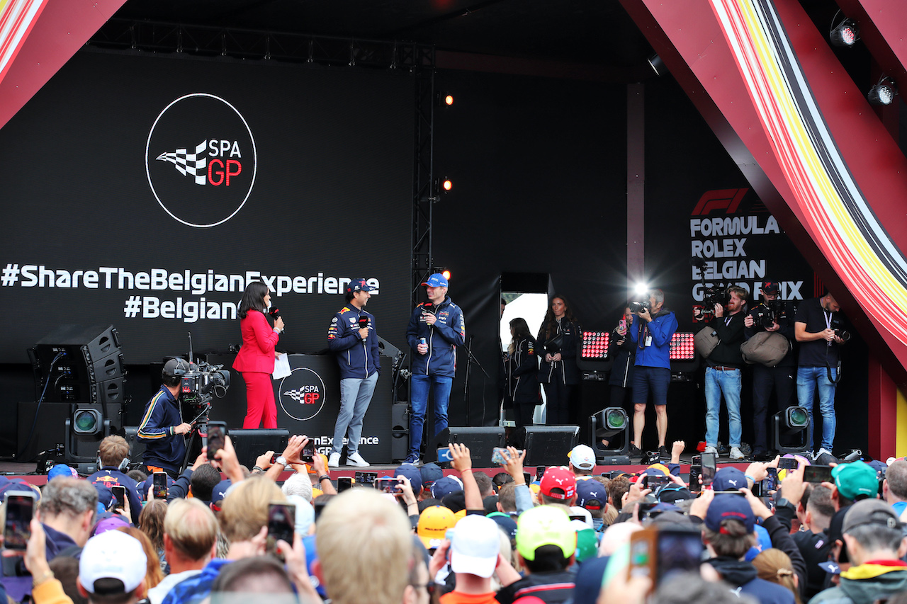 GP BELGIO, Circuit Atmosfera - (L to R): Sergio Perez (MEX) Red Bull Racing e Max Verstappen (NLD) Red Bull Racing on the FanZone stage.
27.08.2022. Formula 1 World Championship, Rd 14, Belgian Grand Prix, Spa Francorchamps, Belgium, Qualifiche Day.
 - www.xpbimages.com, EMail: requests@xpbimages.com © Copyright: Coates / XPB Images