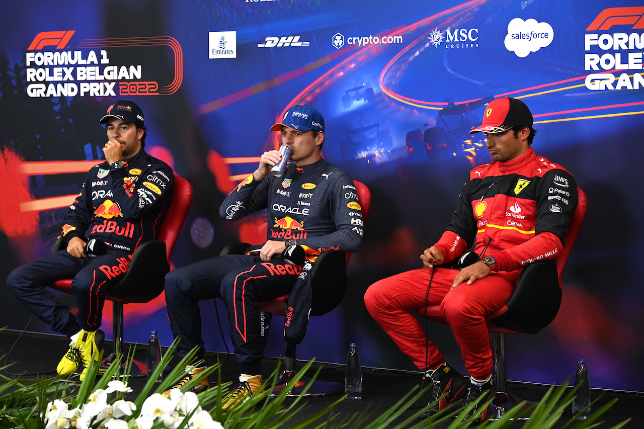 GP BELGIO, (L to R): Sergio Perez (MEX) Red Bull Racing; Max Verstappen (NLD) Red Bull Racing; e Carlos Sainz Jr (ESP) Ferrari, in the FIA Press Conference.
27.08.2022. Formula 1 World Championship, Rd 14, Belgian Grand Prix, Spa Francorchamps, Belgium, Qualifiche Day.
- www.xpbimages.com, EMail: requests@xpbimages.com © Copyright: XPB Images