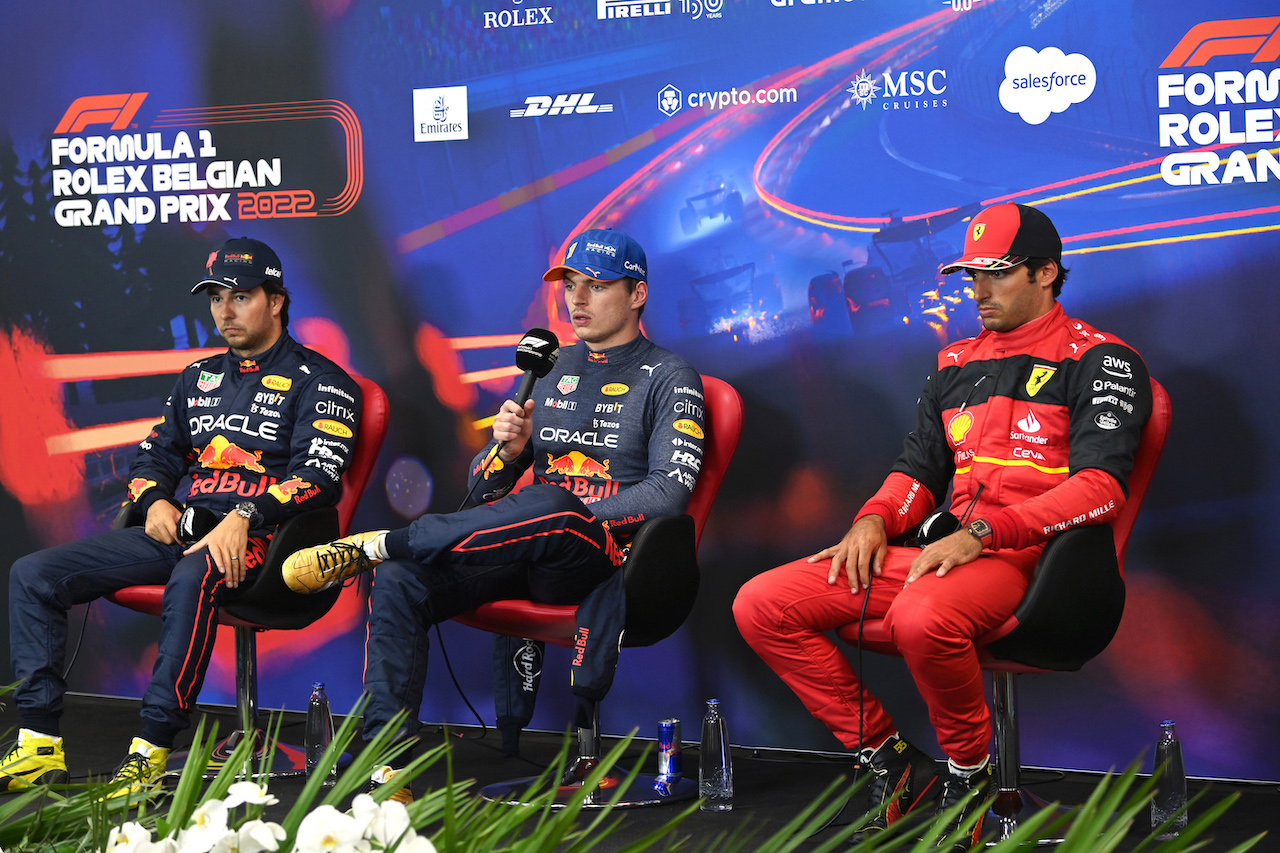 GP BELGIO, (L to R): Sergio Perez (MEX) Red Bull Racing; Max Verstappen (NLD) Red Bull Racing; e Carlos Sainz Jr (ESP) Ferrari, in the FIA Press Conference.
27.08.2022. Formula 1 World Championship, Rd 14, Belgian Grand Prix, Spa Francorchamps, Belgium, Qualifiche Day.
- www.xpbimages.com, EMail: requests@xpbimages.com © Copyright: XPB Images