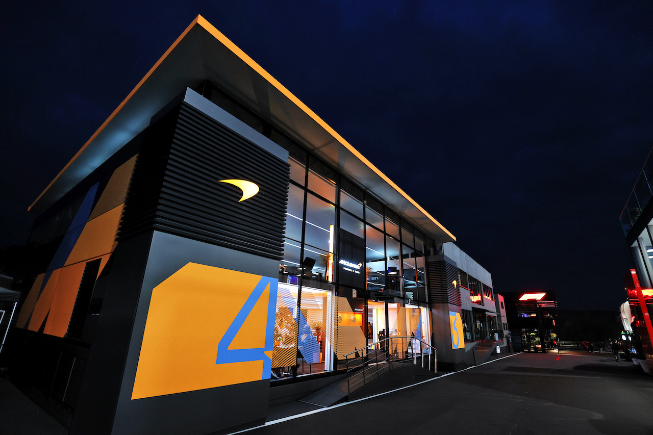 GP BELGIO, Circuit Atmosfera - the paddock at night: McLaren motorhome.
27.08.2022. Formula 1 World Championship, Rd 14, Belgian Grand Prix, Spa Francorchamps, Belgium, Qualifiche Day.
- www.xpbimages.com, EMail: requests@xpbimages.com © Copyright: Moy / XPB Images
