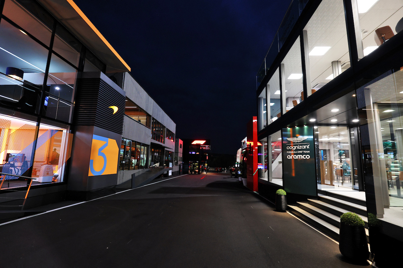 GP BELGIO, Circuit Atmosfera - the paddock at night: McLaren e Aston Martin F1 Team motorhomes.
27.08.2022. Formula 1 World Championship, Rd 14, Belgian Grand Prix, Spa Francorchamps, Belgium, Qualifiche Day.
- www.xpbimages.com, EMail: requests@xpbimages.com © Copyright: Moy / XPB Images