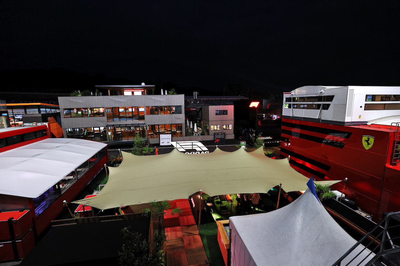 GP BELGIO, Circuit Atmosfera - the paddock at night.
27.08.2022. Formula 1 World Championship, Rd 14, Belgian Grand Prix, Spa Francorchamps, Belgium, Qualifiche Day.
- www.xpbimages.com, EMail: requests@xpbimages.com © Copyright: Moy / XPB Images