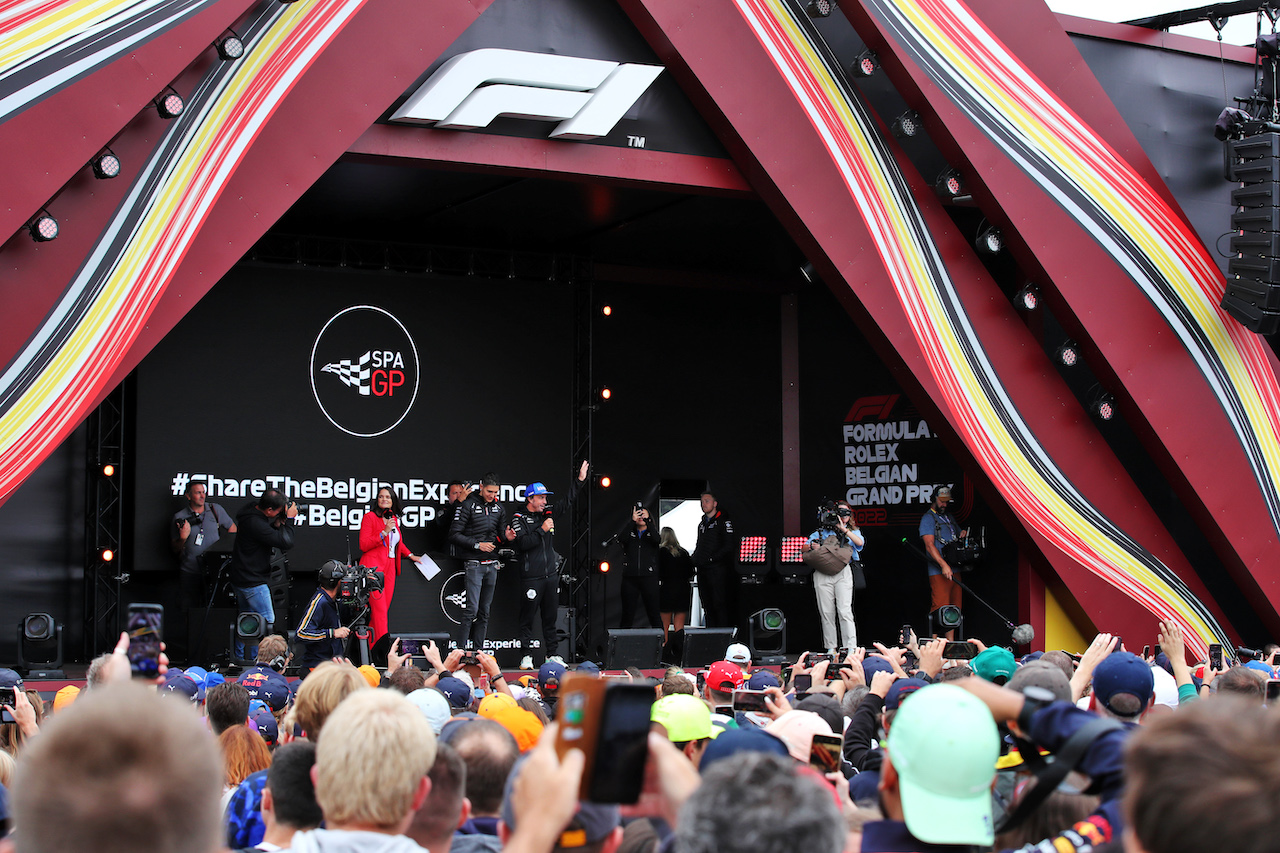 GP BELGIO, Circuit Atmosfera - (L to R): Esteban Ocon (FRA) Alpine F1 Team e Fernando Alonso (ESP) Alpine F1 Team on the FanZone stage.
27.08.2022. Formula 1 World Championship, Rd 14, Belgian Grand Prix, Spa Francorchamps, Belgium, Qualifiche Day.
 - www.xpbimages.com, EMail: requests@xpbimages.com © Copyright: Coates / XPB Images