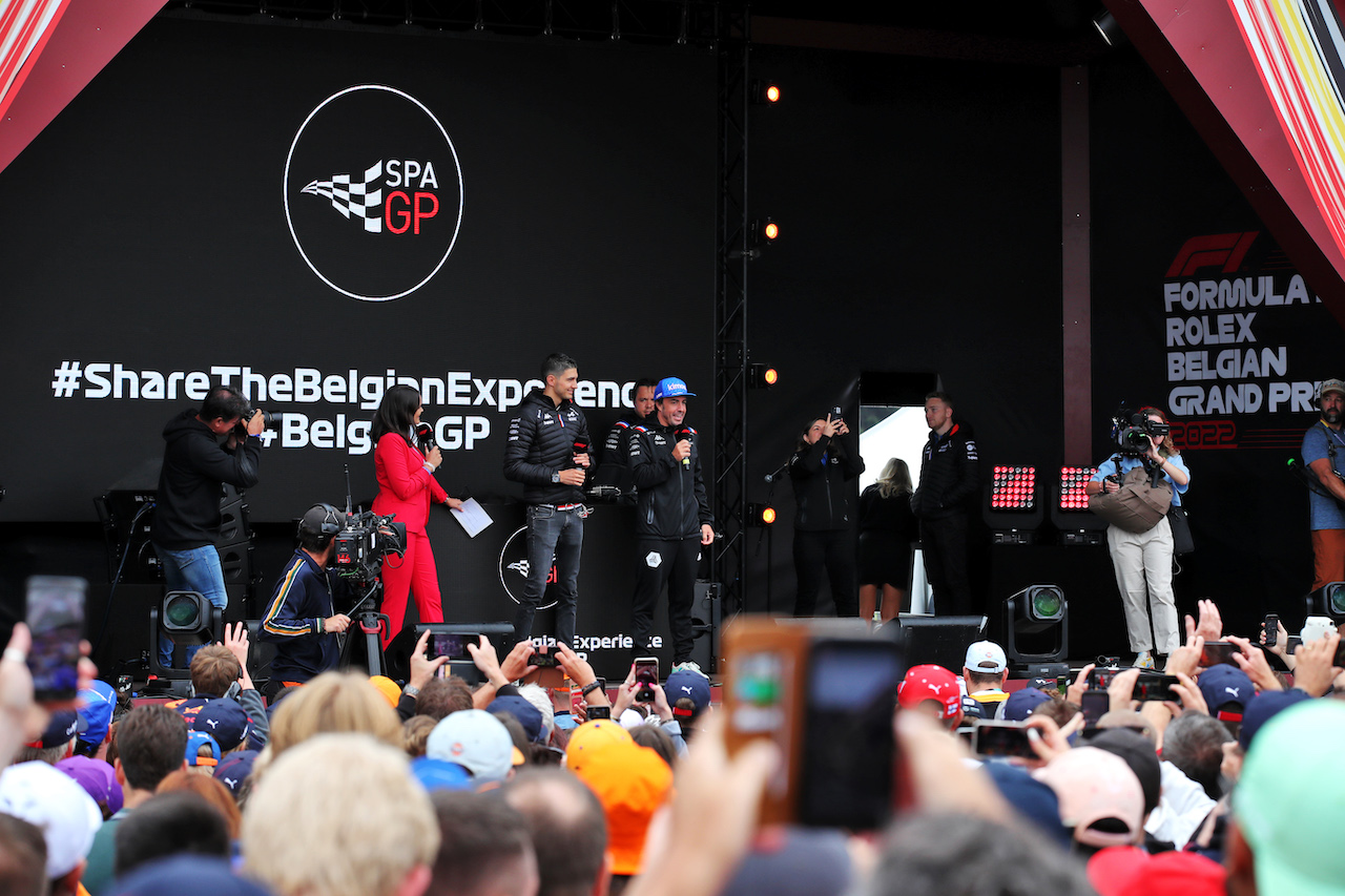 GP BELGIO, Circuit Atmosfera - (L to R): Esteban Ocon (FRA) Alpine F1 Team e Fernando Alonso (ESP) Alpine F1 Team on the FanZone stage.
27.08.2022. Formula 1 World Championship, Rd 14, Belgian Grand Prix, Spa Francorchamps, Belgium, Qualifiche Day.
 - www.xpbimages.com, EMail: requests@xpbimages.com © Copyright: Coates / XPB Images