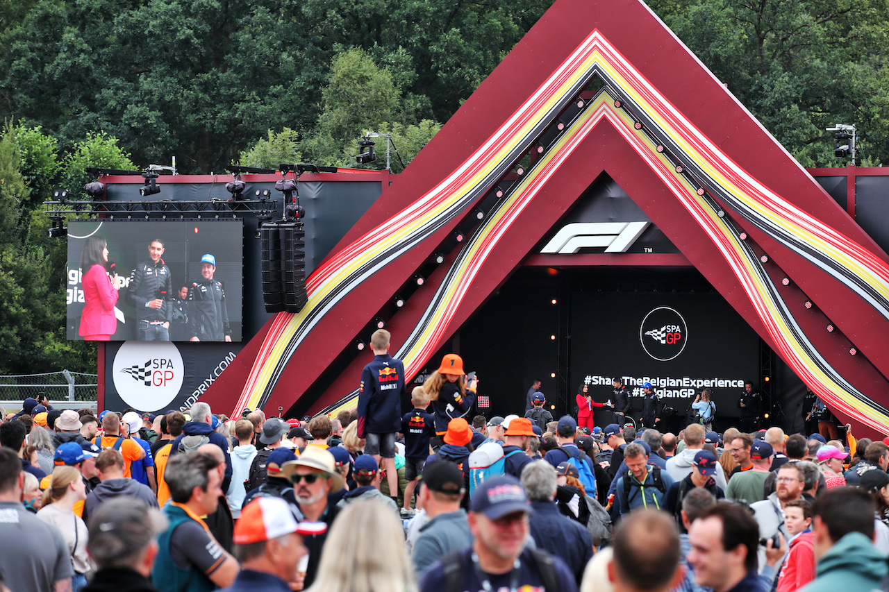 GP BELGIO, Circuit Atmosfera - (L to R): Esteban Ocon (FRA) Alpine F1 Team e Fernando Alonso (ESP) Alpine F1 Team on the FanZone stage.
27.08.2022. Formula 1 World Championship, Rd 14, Belgian Grand Prix, Spa Francorchamps, Belgium, Qualifiche Day.
 - www.xpbimages.com, EMail: requests@xpbimages.com © Copyright: Coates / XPB Images