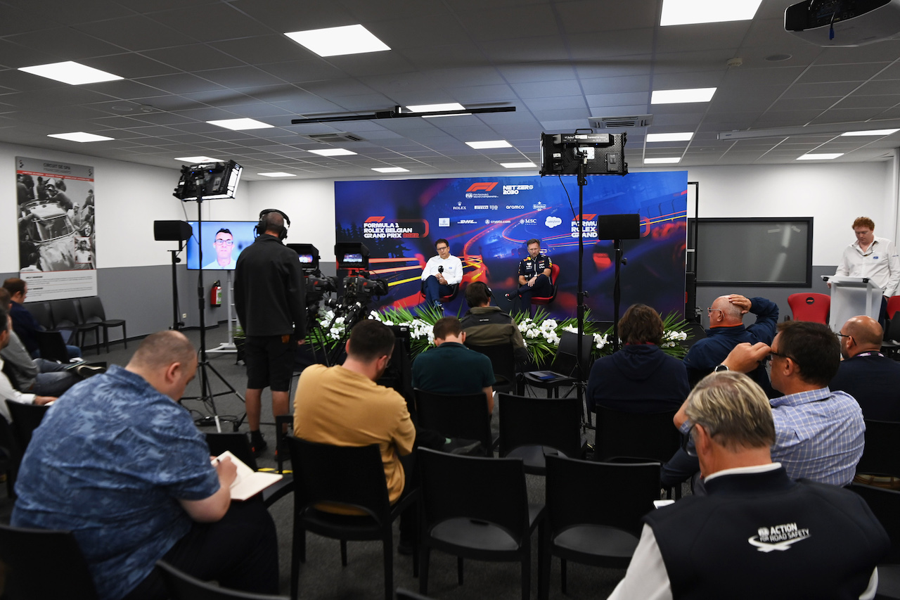GP BELGIO, (L to R): Nicholas Tombazis (GRE) FIA Head of Single-Seater Technical Matters e Christian Horner (GBR) Red Bull Racing Team Principal in the FIA Press Conference.
27.08.2022. Formula 1 World Championship, Rd 14, Belgian Grand Prix, Spa Francorchamps, Belgium, Qualifiche Day.
- www.xpbimages.com, EMail: requests@xpbimages.com © Copyright: XPB Images