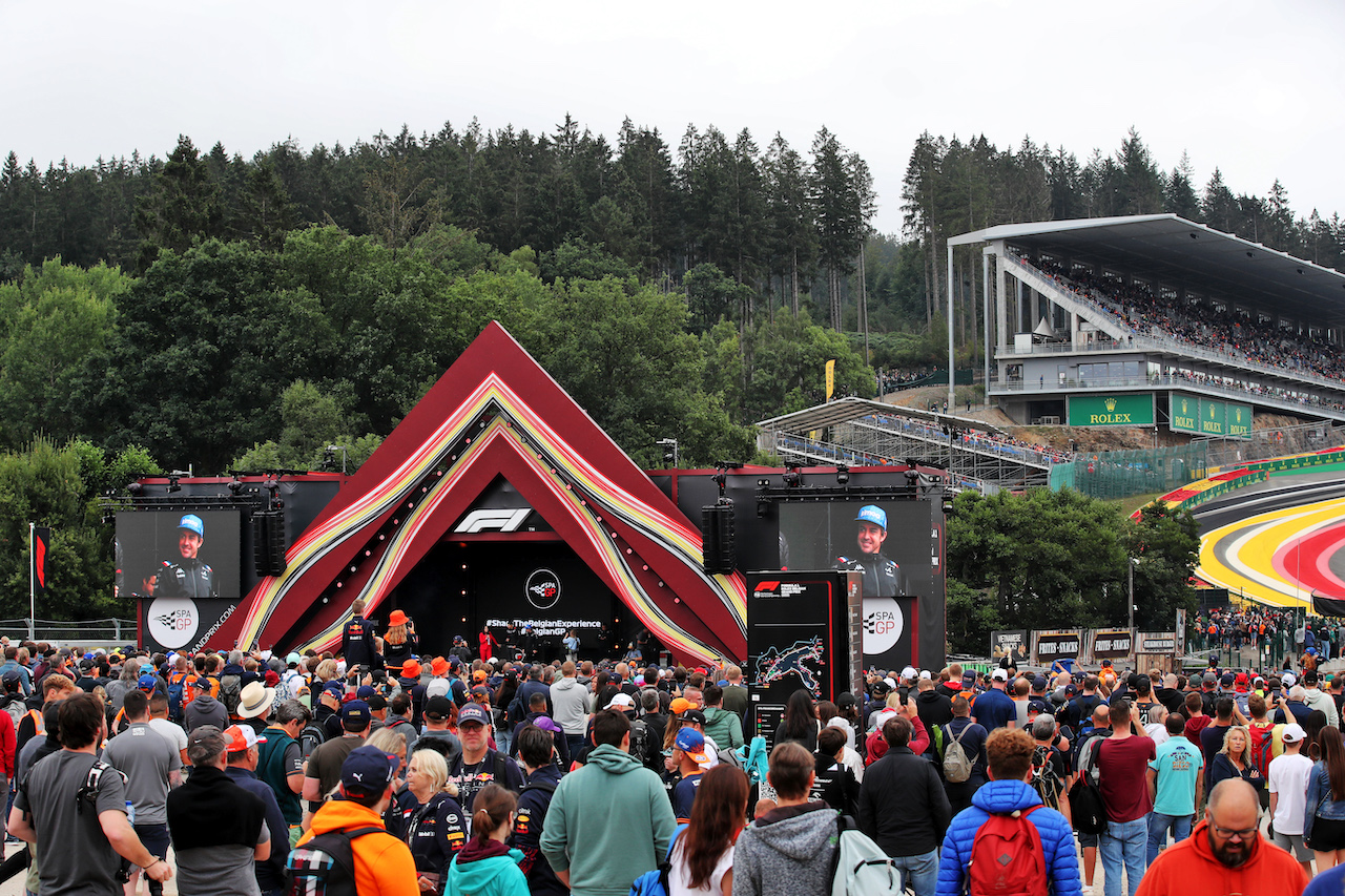 GP BELGIO, Circuit Atmosfera - (L to R): Esteban Ocon (FRA) Alpine F1 Team e Fernando Alonso (ESP) Alpine F1 Team on the FanZone stage.
27.08.2022. Formula 1 World Championship, Rd 14, Belgian Grand Prix, Spa Francorchamps, Belgium, Qualifiche Day.
 - www.xpbimages.com, EMail: requests@xpbimages.com © Copyright: Coates / XPB Images