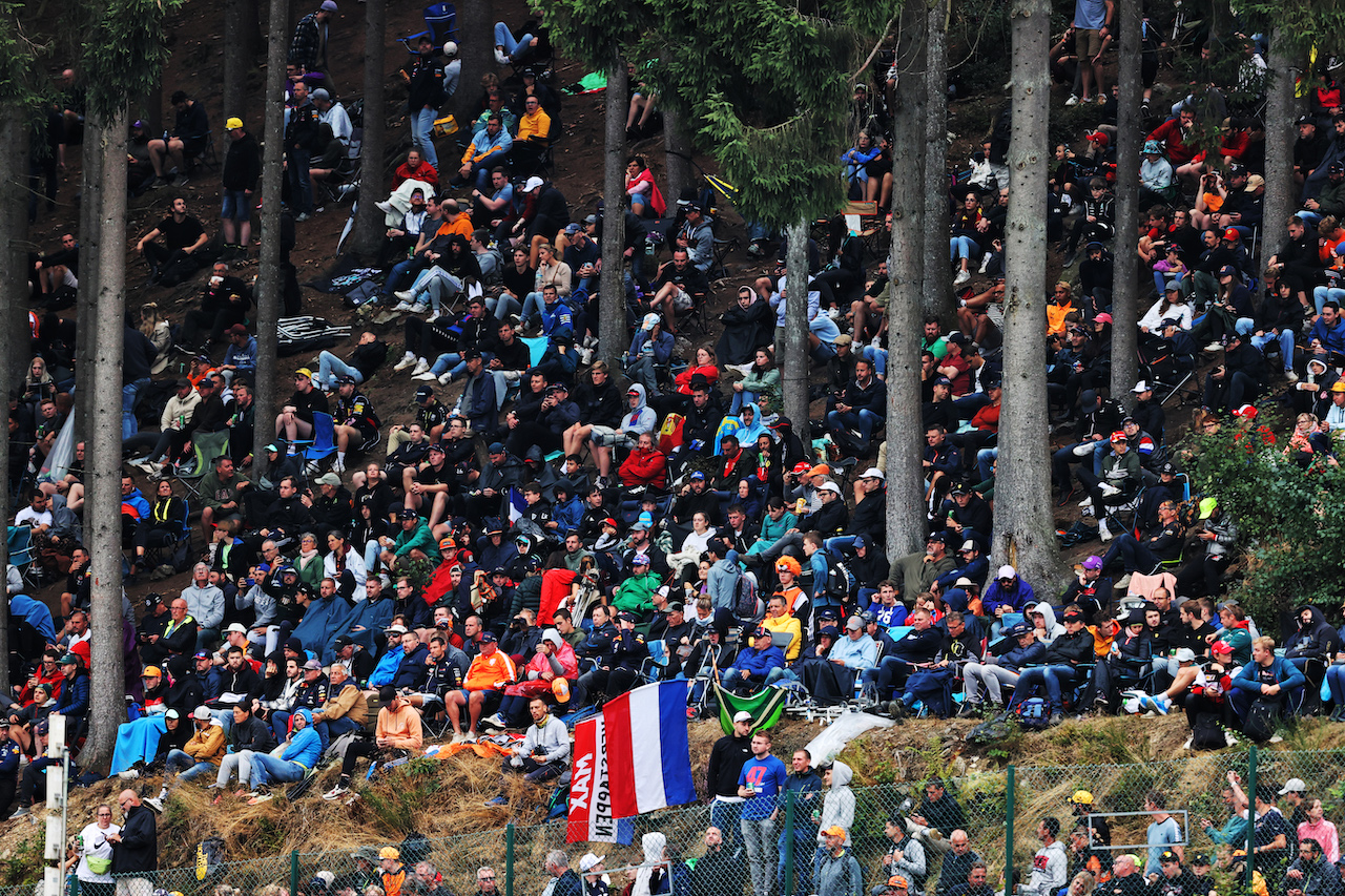 GP BELGIO, Circuit Atmosfera - fans in the woods.
27.08.2022. Formula 1 World Championship, Rd 14, Belgian Grand Prix, Spa Francorchamps, Belgium, Qualifiche Day.
- www.xpbimages.com, EMail: requests@xpbimages.com © Copyright: Moy / XPB Images