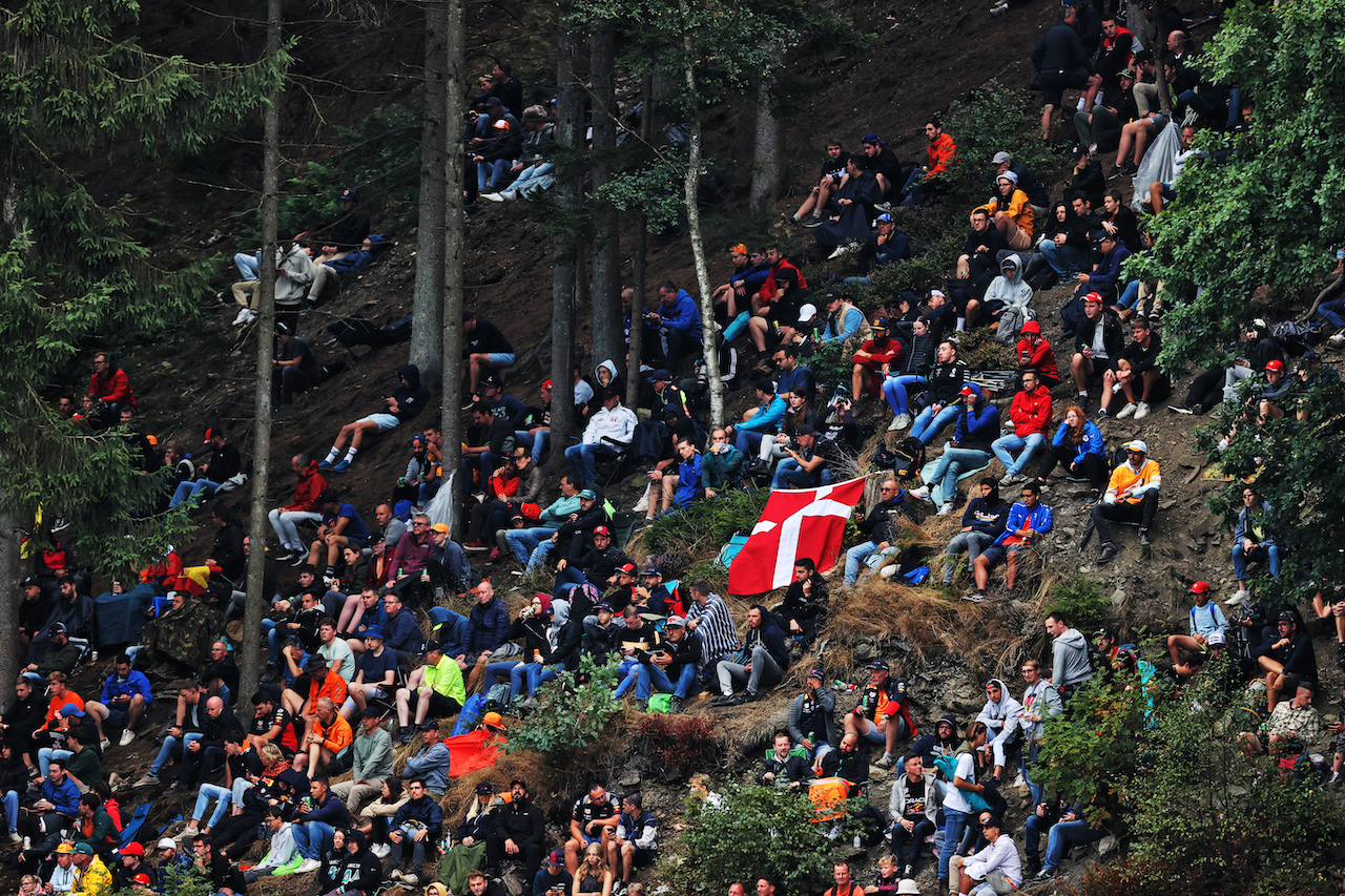 GP BELGIO, Circuit Atmosfera - fans in the woods.
27.08.2022. Formula 1 World Championship, Rd 14, Belgian Grand Prix, Spa Francorchamps, Belgium, Qualifiche Day.
- www.xpbimages.com, EMail: requests@xpbimages.com © Copyright: Moy / XPB Images