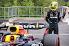 GP BELGIO, Lewis Hamilton (GBR) Mercedes AMG F1 takes a look at the Red Bull Racing RB18 of Max Verstappen (NLD) Red Bull Racing.
27.08.2022. Formula 1 World Championship, Rd 14, Belgian Grand Prix, Spa Francorchamps, Belgium, Qualifiche Day.
 - www.xpbimages.com, EMail: requests@xpbimages.com © Copyright: Coates / XPB Images