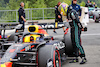 GP BELGIO, Lewis Hamilton (GBR) Mercedes AMG F1 takes a look at the Red Bull Racing RB18 of Max Verstappen (NLD) Red Bull Racing.
27.08.2022. Formula 1 World Championship, Rd 14, Belgian Grand Prix, Spa Francorchamps, Belgium, Qualifiche Day.
 - www.xpbimages.com, EMail: requests@xpbimages.com © Copyright: Coates / XPB Images