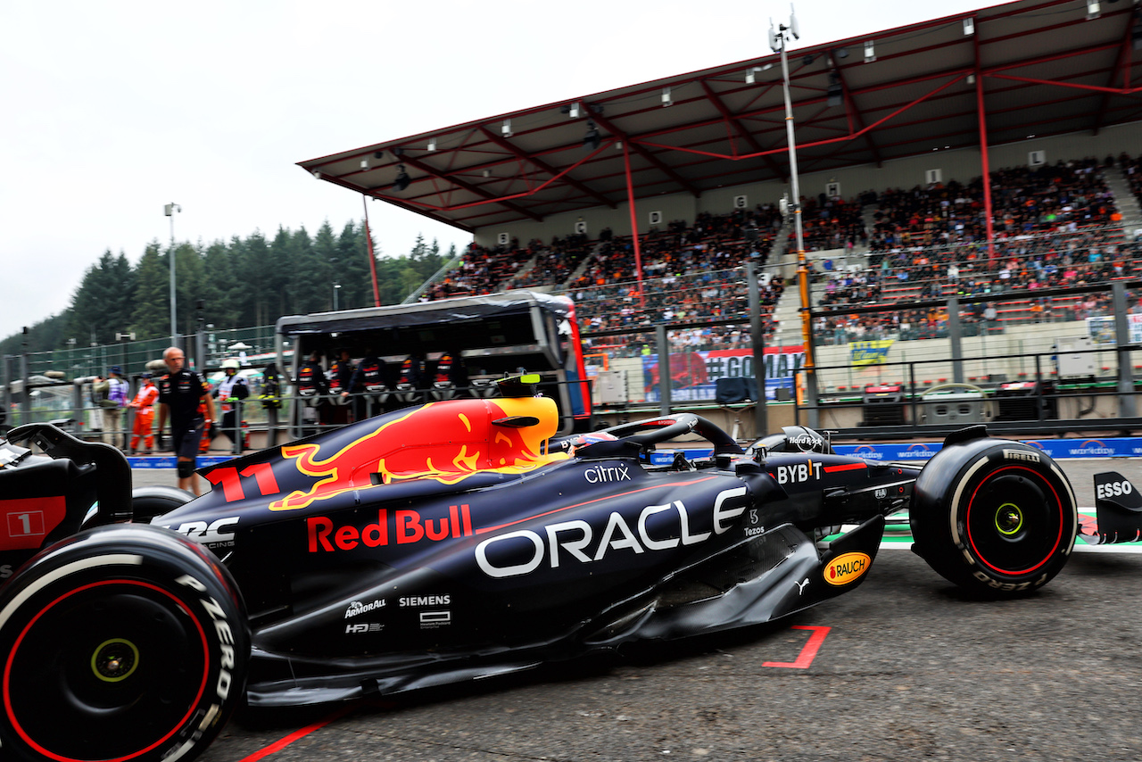 GP BELGIO, Sergio Perez (MEX) Red Bull Racing RB18 leaves the pits.
26.08.2022. Formula 1 World Championship, Rd 14, Belgian Grand Prix, Spa Francorchamps, Belgium, Practice Day.
- www.xpbimages.com, EMail: requests@xpbimages.com © Copyright: Batchelor / XPB Images