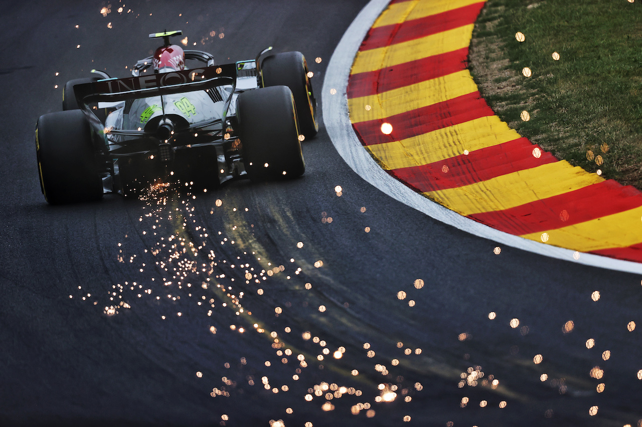 GP BELGIO, Lewis Hamilton (GBR) Mercedes AMG F1 W13 sends sparks flying.
26.08.2022. Formula 1 World Championship, Rd 14, Belgian Grand Prix, Spa Francorchamps, Belgium, Practice Day.
- www.xpbimages.com, EMail: requests@xpbimages.com © Copyright: Moy / XPB Images