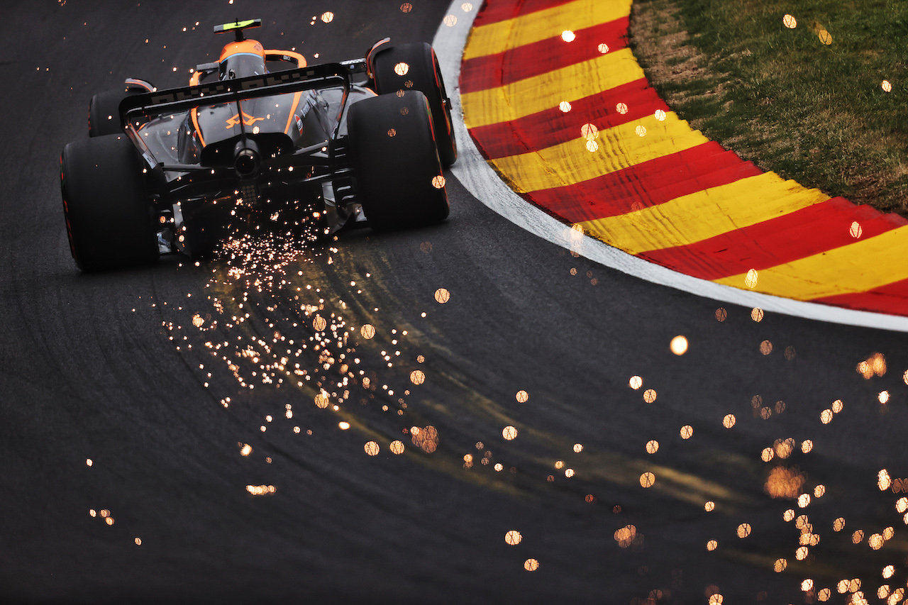 GP BELGIO, Lando Norris (GBR) McLaren MCL36 sends sparks flying.
26.08.2022. Formula 1 World Championship, Rd 14, Belgian Grand Prix, Spa Francorchamps, Belgium, Practice Day.
- www.xpbimages.com, EMail: requests@xpbimages.com © Copyright: Moy / XPB Images