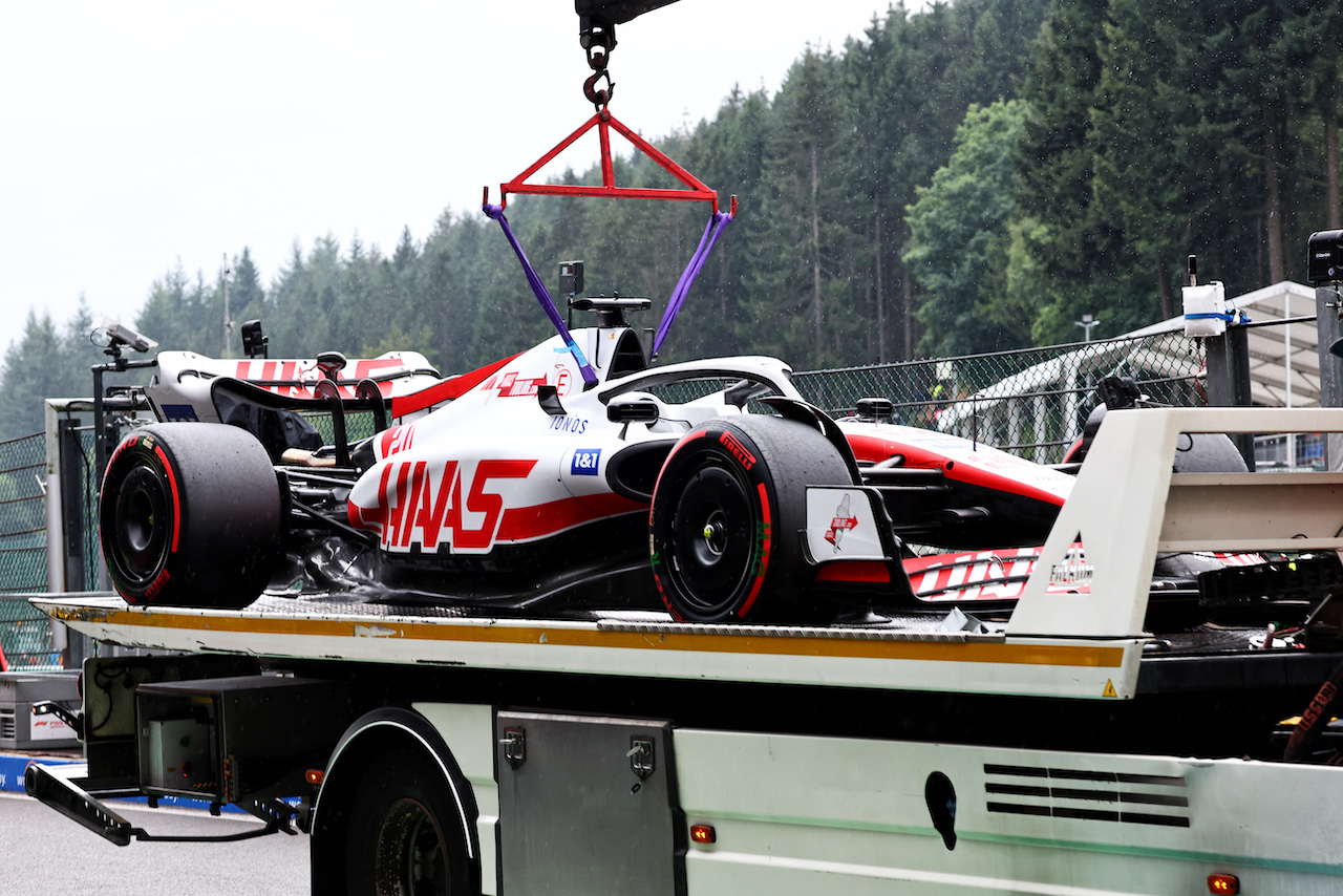 GP BELGIO, The Haas VF-22 of Kevin Magnussen (DEN) Haas F1 Team is recovered back to the pits on the back of a truck in the first practice session.
26.08.2022. Formula 1 World Championship, Rd 14, Belgian Grand Prix, Spa Francorchamps, Belgium, Practice Day.
- www.xpbimages.com, EMail: requests@xpbimages.com © Copyright: Batchelor / XPB Images