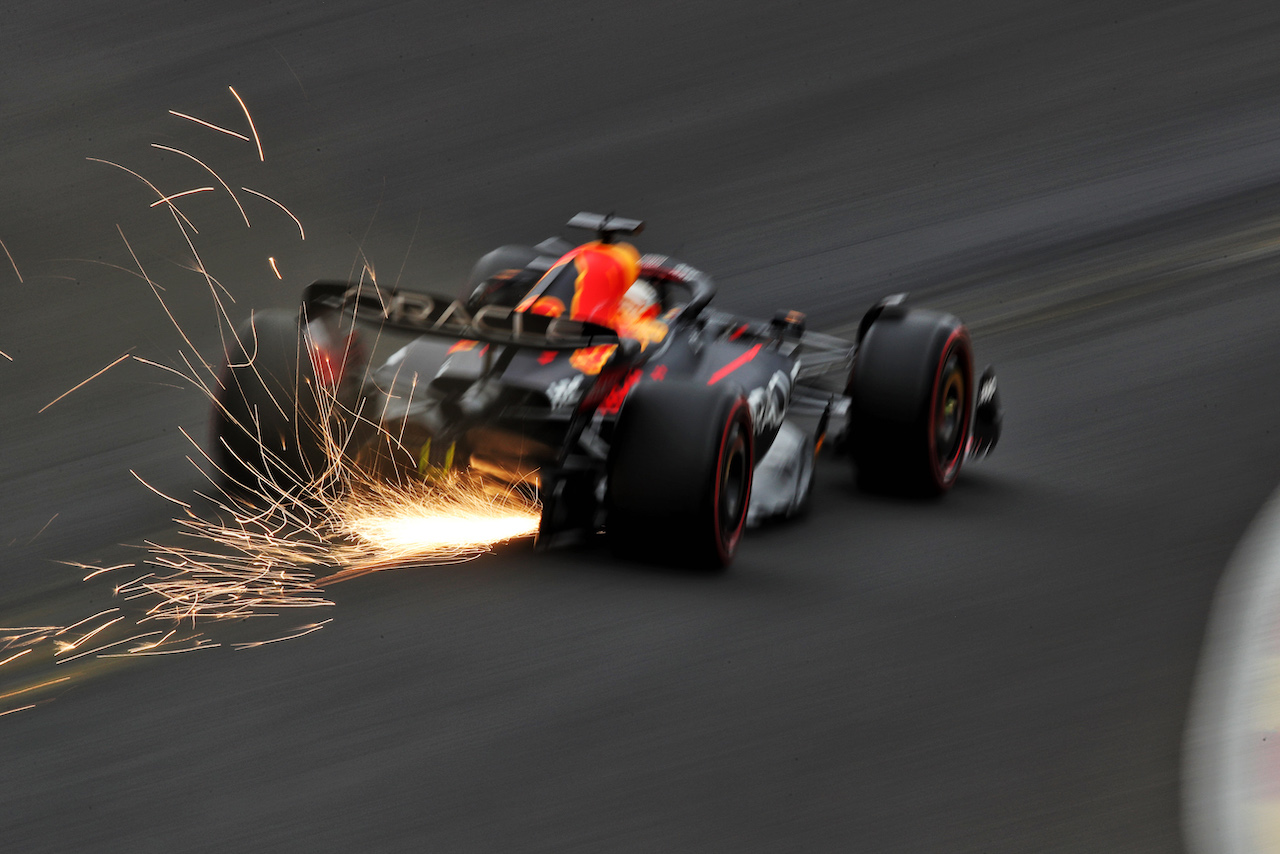 GP BELGIO, Max Verstappen (NLD) Red Bull Racing RB18 sends sparks flying.
26.08.2022. Formula 1 World Championship, Rd 14, Belgian Grand Prix, Spa Francorchamps, Belgium, Practice Day.
 - www.xpbimages.com, EMail: requests@xpbimages.com © Copyright: Coates / XPB Images