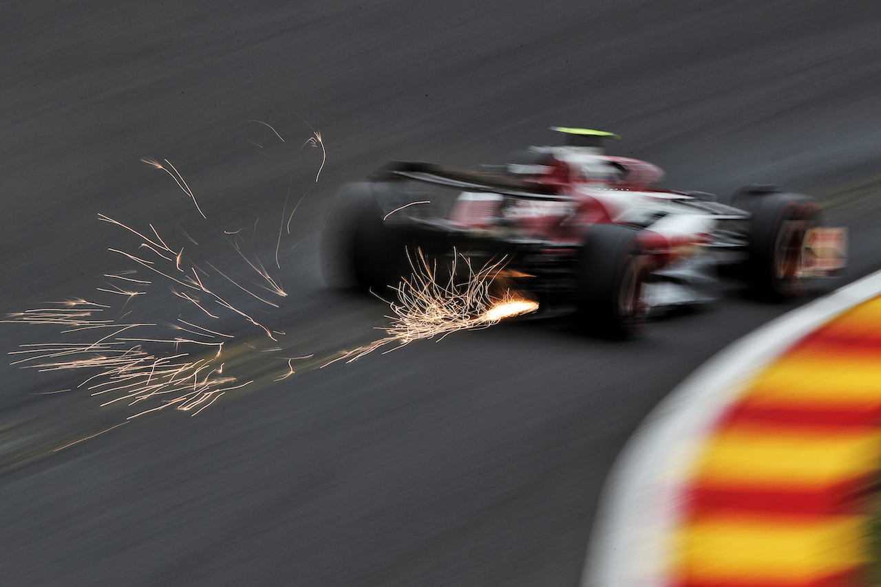 GP BELGIO, Guanyu Zhou (CHN) Alfa Romeo F1 Team C42 sends sparks flying.
26.08.2022. Formula 1 World Championship, Rd 14, Belgian Grand Prix, Spa Francorchamps, Belgium, Practice Day.
 - www.xpbimages.com, EMail: requests@xpbimages.com © Copyright: Coates / XPB Images