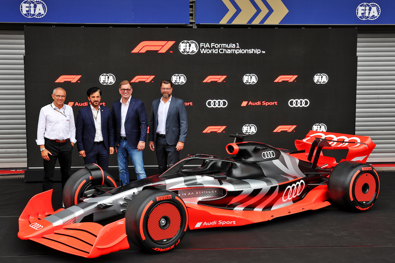 GP BELGIO, (L to R): Stefano Domenicali (ITA) Formula One President e CEO; Mohammed Bin Sulayem (UAE) FIA President; Markus Duesmann  (GER) Audi Chief Executive Officer; e Oliver Hoffmann (GER) Audi Member of the Board of Management for Technical Development - with a showcar in the pits as Audi has officially registered as an F1 engine manufacturer for the 2026 regulations.
26.08.2022. Formula 1 World Championship, Rd 14, Belgian Grand Prix, Spa Francorchamps, Belgium, Practice Day.
- www.xpbimages.com, EMail: requests@xpbimages.com © Copyright: Bearne / XPB Images