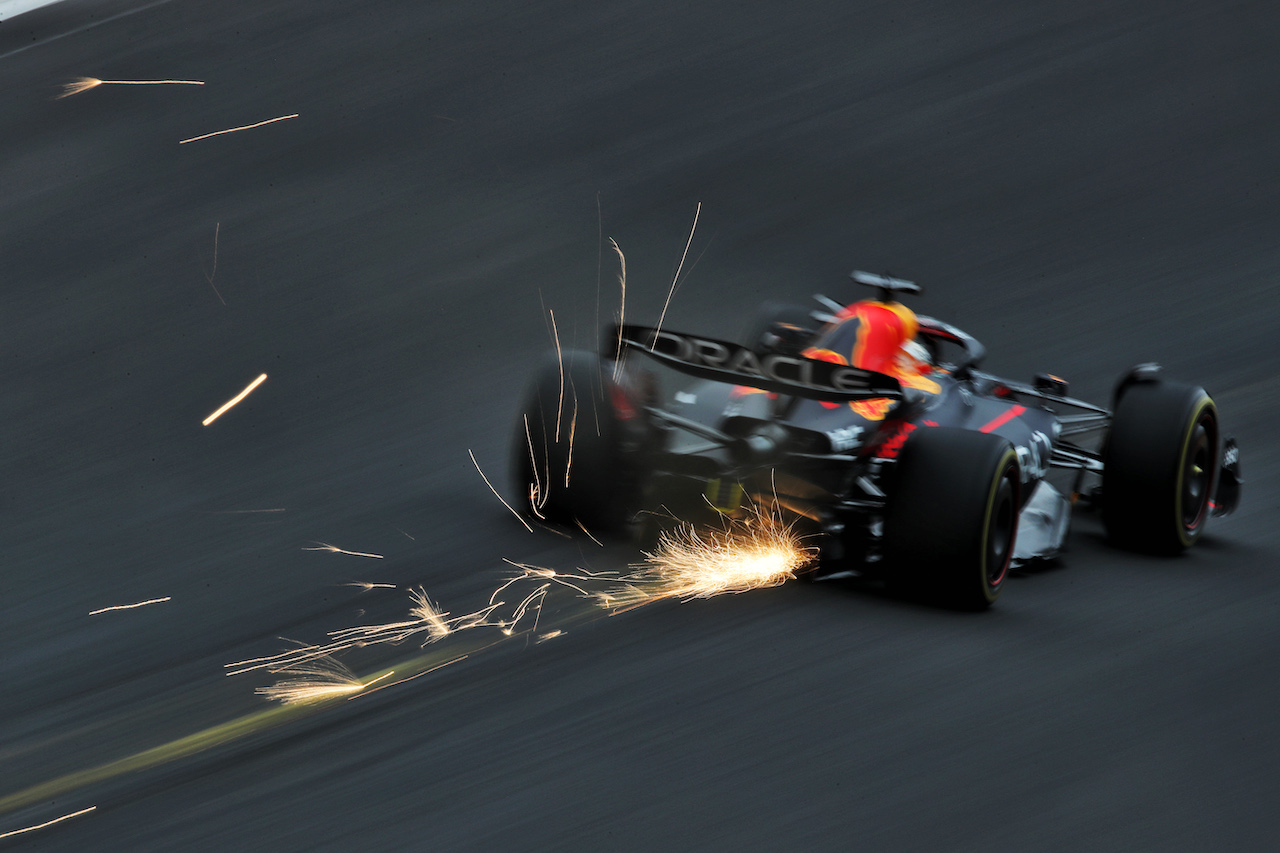 GP BELGIO, Max Verstappen (NLD) Red Bull Racing RB18 sends sparks flying.
26.08.2022. Formula 1 World Championship, Rd 14, Belgian Grand Prix, Spa Francorchamps, Belgium, Practice Day.
 - www.xpbimages.com, EMail: requests@xpbimages.com © Copyright: Coates / XPB Images