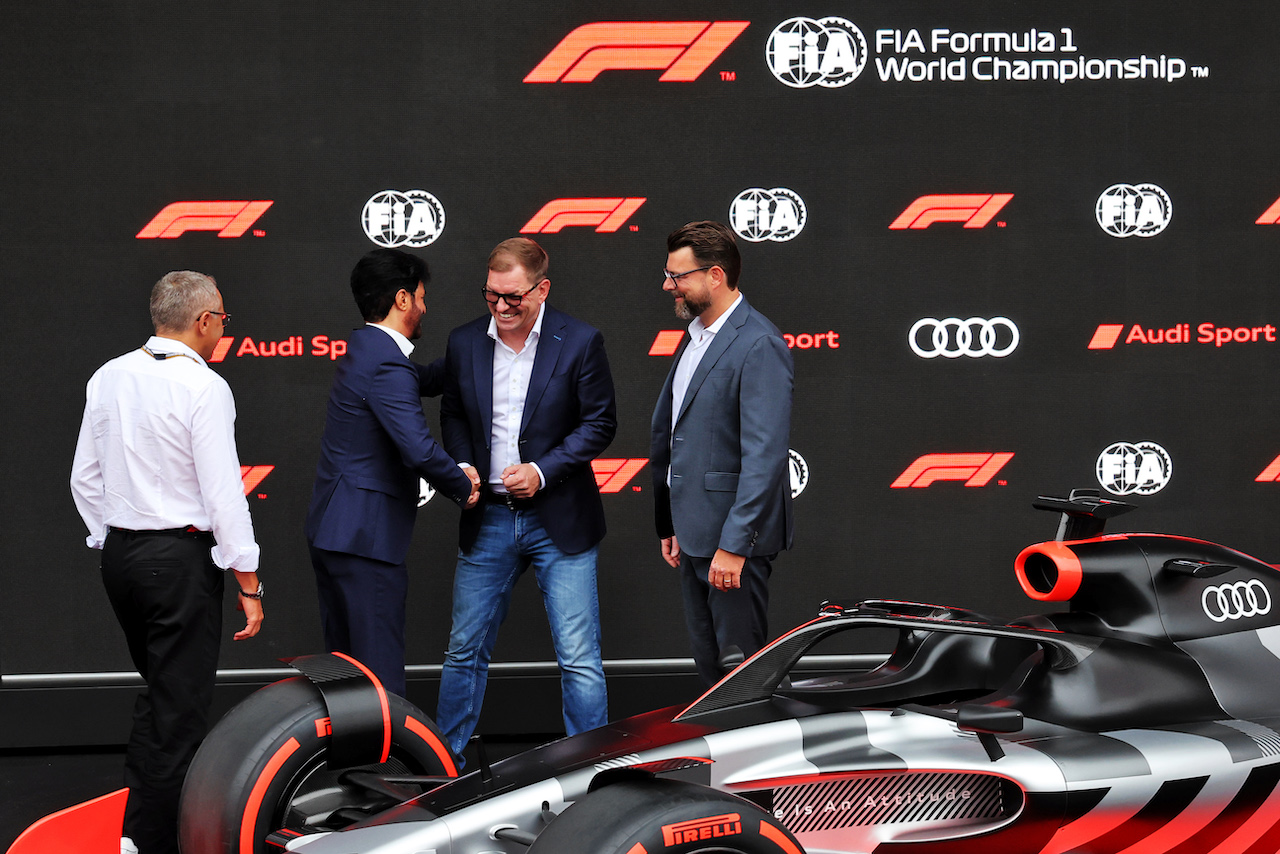 GP BELGIO, (L to R): Stefano Domenicali (ITA) Formula One President e CEO; Mohammed Bin Sulayem (UAE) FIA President; Markus Duesmann  (GER) Audi Chief Executive Officer; e Oliver Hoffmann (GER) Audi Member of the Board of Management for Technical Development - with a showcar in the pits as Audi has officially registered as an F1 engine manufacturer for the 2026 regulations.
26.08.2022. Formula 1 World Championship, Rd 14, Belgian Grand Prix, Spa Francorchamps, Belgium, Practice Day.
- www.xpbimages.com, EMail: requests@xpbimages.com © Copyright: Bearne / XPB Images