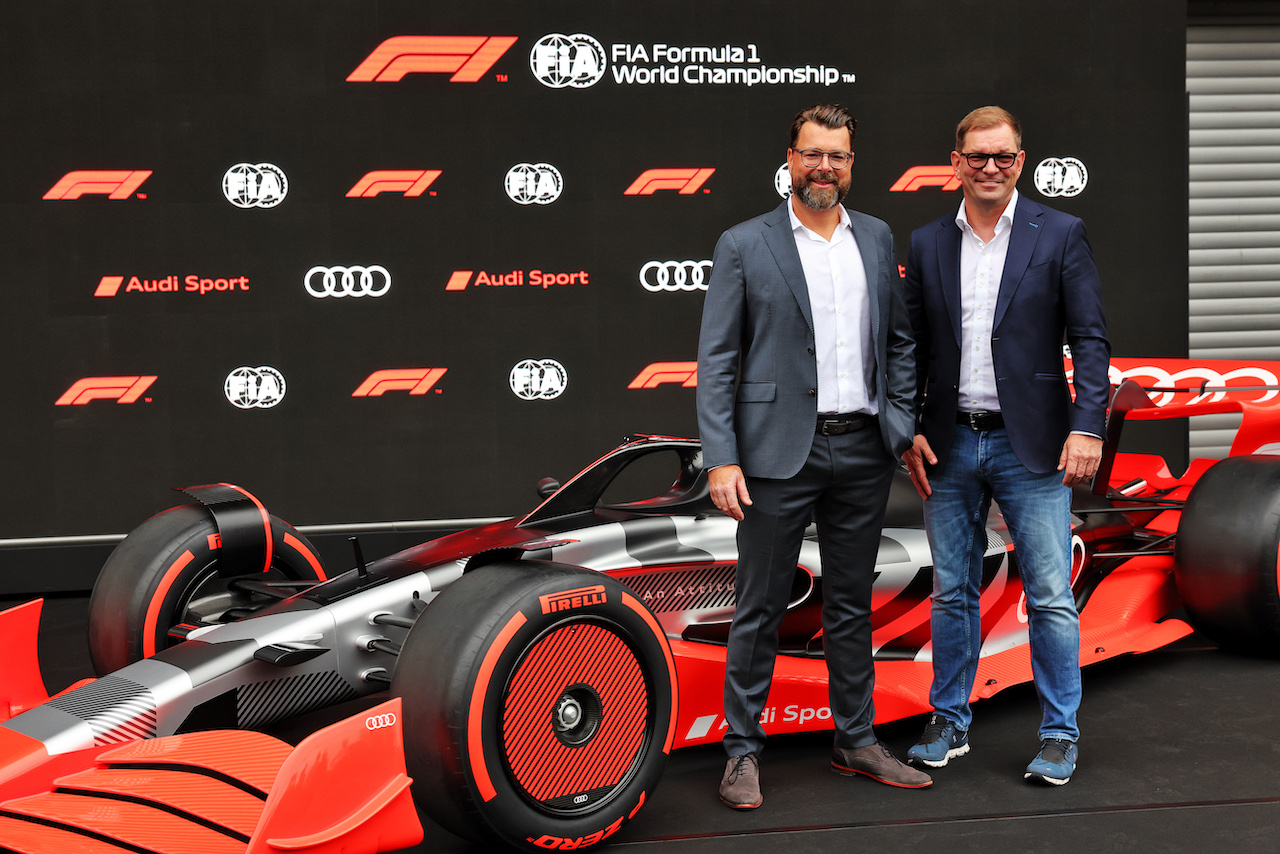GP BELGIO, (L to R): Markus Duesmann  (GER) Audi Chief Executive Officer e Oliver Hoffmann (GER) Audi Member of the Board of Management for Technical Development with a showcar in the pits as Audi has officially registered as an F1 engine manufacturer for the 2026 regulations.
26.08.2022. Formula 1 World Championship, Rd 14, Belgian Grand Prix, Spa Francorchamps, Belgium, Practice Day.
- www.xpbimages.com, EMail: requests@xpbimages.com © Copyright: Bearne / XPB Images