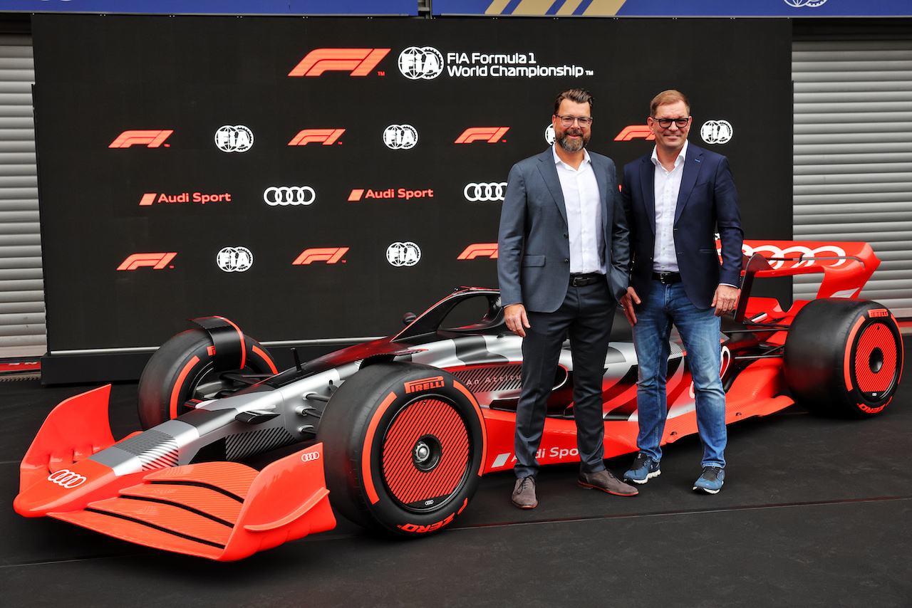 GP BELGIO, (L to R): Markus Duesmann  (GER) Audi Chief Executive Officer e Oliver Hoffmann (GER) Audi Member of the Board of Management for Technical Development with a showcar in the pits as Audi has officially registered as an F1 engine manufacturer for the 2026 regulations.
26.08.2022. Formula 1 World Championship, Rd 14, Belgian Grand Prix, Spa Francorchamps, Belgium, Practice Day.
- www.xpbimages.com, EMail: requests@xpbimages.com © Copyright: Bearne / XPB Images