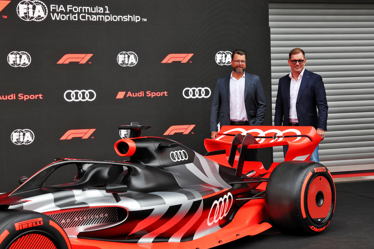 GP BELGIO, (L to R): Markus Duesmann  (GER) Audi Chief Executive Officer e Oliver Hoffmann (GER) Audi Member of the Board of Management for Technical Development with a showcar in the pits as Audi has officially registered as an F1 engine manufacturer for the 2026 regulations.
26.08.2022. Formula 1 World Championship, Rd 14, Belgian Grand Prix, Spa Francorchamps, Belgium, Practice Day.
- www.xpbimages.com, EMail: requests@xpbimages.com © Copyright: Bearne / XPB Images