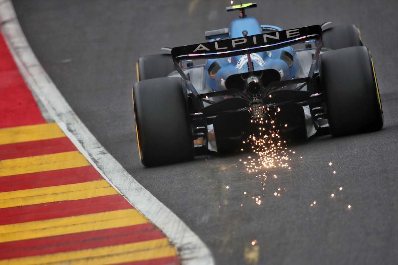 GP BELGIO, Esteban Ocon (FRA) Alpine F1 Team A522 sends sparks flying.
26.08.2022. Formula 1 World Championship, Rd 14, Belgian Grand Prix, Spa Francorchamps, Belgium, Practice Day.
 - www.xpbimages.com, EMail: requests@xpbimages.com © Copyright: Coates / XPB Images