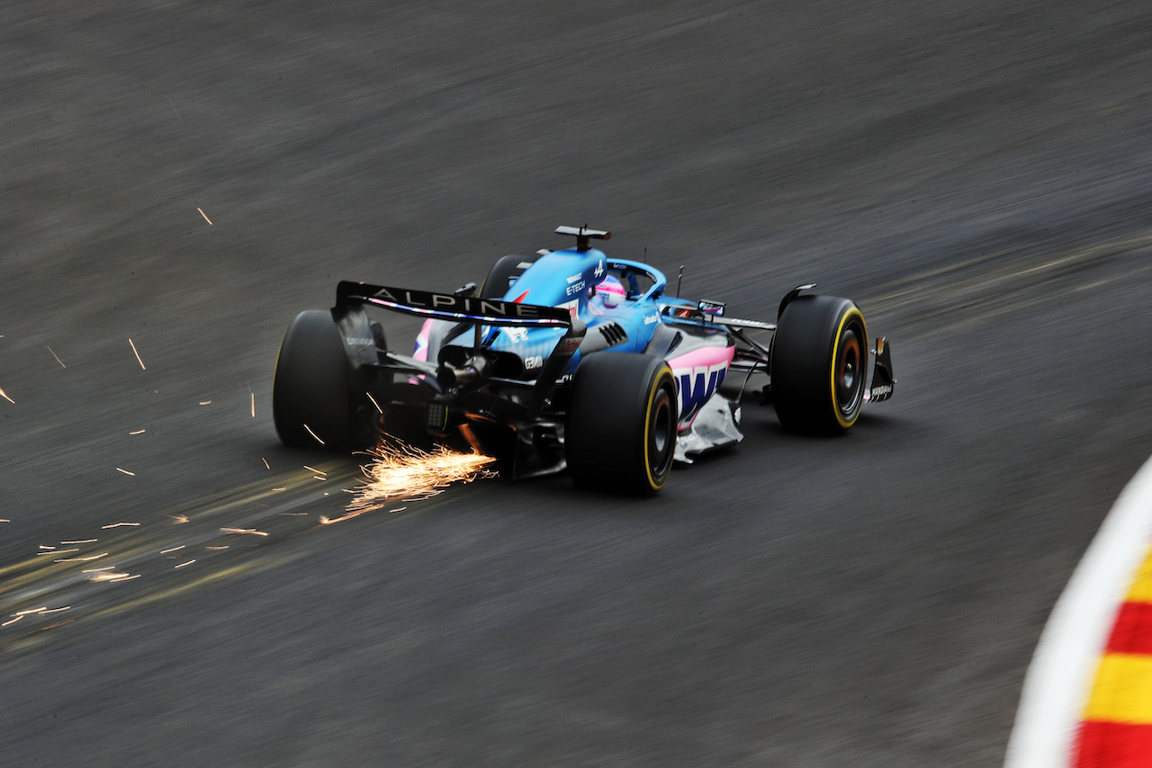 GP BELGIO, Fernando Alonso (ESP) Alpine F1 Team A522 sends sparks flying.
26.08.2022. Formula 1 World Championship, Rd 14, Belgian Grand Prix, Spa Francorchamps, Belgium, Practice Day.
 - www.xpbimages.com, EMail: requests@xpbimages.com © Copyright: Coates / XPB Images