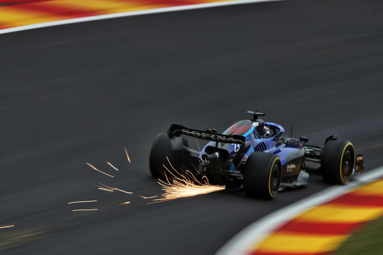GP BELGIO, Alexander Albon (THA) Williams Racing FW44 sends sparks flying.
26.08.2022. Formula 1 World Championship, Rd 14, Belgian Grand Prix, Spa Francorchamps, Belgium, Practice Day.
 - www.xpbimages.com, EMail: requests@xpbimages.com © Copyright: Coates / XPB Images