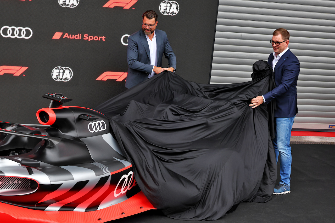 GP BELGIO, (L to R): Oliver Hoffmann (GER) Audi Member of the Board of Management for Technical Development e Markus Duesmann  (GER) Audi Chief Executive Officer with a showcar in the pits as Audi has officially registered as an F1 engine manufacturer for the 2026 regulations.
26.08.2022. Formula 1 World Championship, Rd 14, Belgian Grand Prix, Spa Francorchamps, Belgium, Practice Day.
- www.xpbimages.com, EMail: requests@xpbimages.com © Copyright: Batchelor / XPB Images