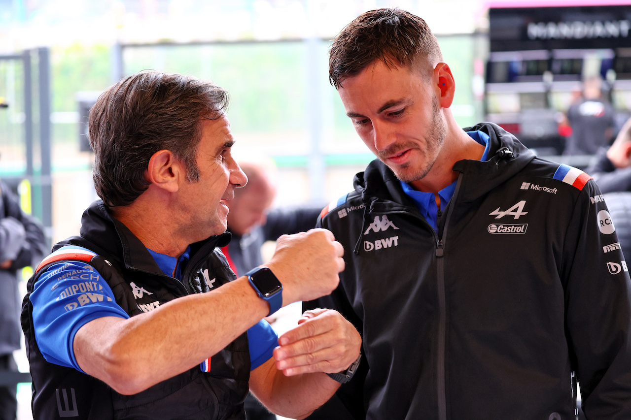 GP BELGIO, Davide Brivio (ITA) Alpine F1 Team Racing Director (Left).
26.08.2022. Formula 1 World Championship, Rd 14, Belgian Grand Prix, Spa Francorchamps, Belgium, Practice Day.
- www.xpbimages.com, EMail: requests@xpbimages.com © Copyright: Batchelor / XPB Images
