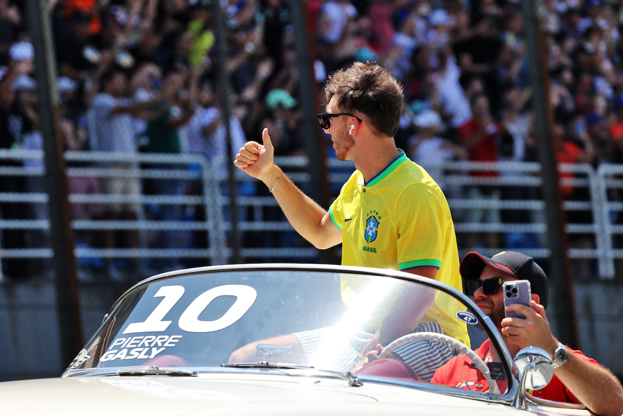 GP BRASILE, Pierre Gasly (FRA) AlphaTauri on the drivers parade.
13.11.2022. Formula 1 World Championship, Rd 21, Brazilian Grand Prix, Sao Paulo, Brazil, Gara Day.
- www.xpbimages.com, EMail: requests@xpbimages.com © Copyright: Bearne / XPB Images