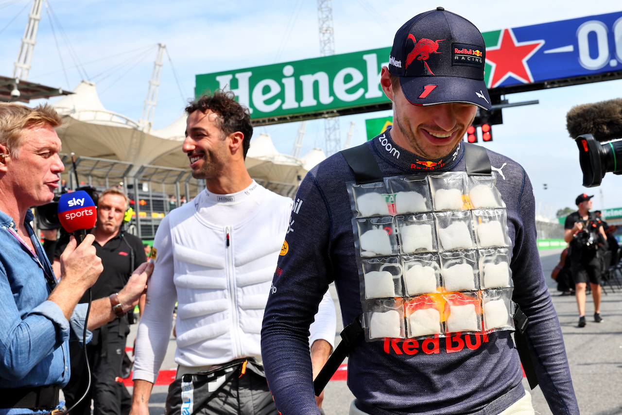 GP BRASILE, (L to R): Simon Lazenby (GBR) Sky Sports F1 TV Presenter with Daniel Ricciardo (AUS) McLaren e Max Verstappen (NLD) Red Bull Racing on the grid.
13.11.2022. Formula 1 World Championship, Rd 21, Brazilian Grand Prix, Sao Paulo, Brazil, Gara Day.
- www.xpbimages.com, EMail: requests@xpbimages.com © Copyright: Batchelor / XPB Images