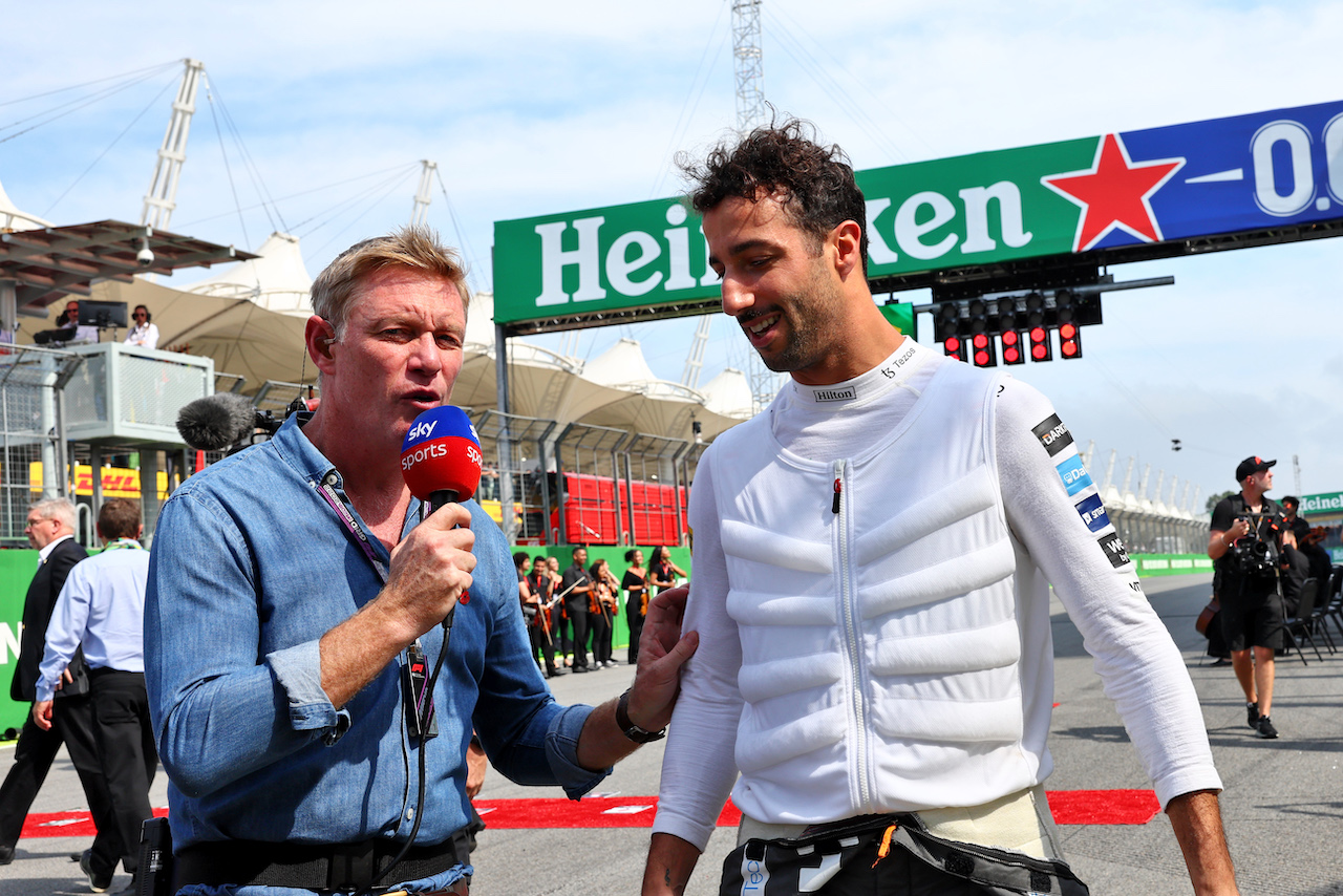 GP BRASILE, (L to R): Simon Lazenby (GBR) Sky Sports F1 TV Presenter with Daniel Ricciardo (AUS) McLaren on the grid.
13.11.2022. Formula 1 World Championship, Rd 21, Brazilian Grand Prix, Sao Paulo, Brazil, Gara Day.
- www.xpbimages.com, EMail: requests@xpbimages.com © Copyright: Batchelor / XPB Images