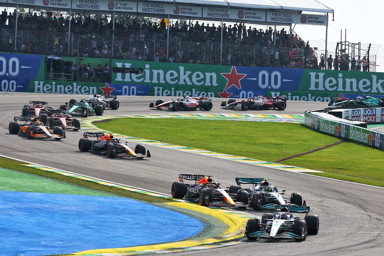 GP BRASILE, George Russell (GBR) Mercedes AMG F1 W13 davanti a as Max Verstappen (NLD) Red Bull Racing RB18 e Lewis Hamilton (GBR) Mercedes AMG F1 W13 make contact as they battle for position. 
13.11.2022. Formula 1 World Championship, Rd 21, Brazilian Grand Prix, Sao Paulo, Brazil, Gara Day.
- www.xpbimages.com, EMail: requests@xpbimages.com © Copyright: XPB Images