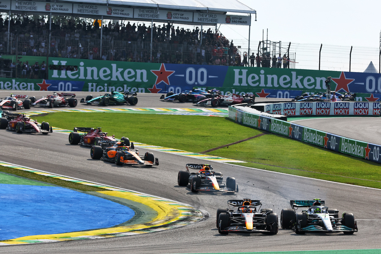 GP BRASILE, Max Verstappen (NLD) Red Bull Racing RB18 e Lewis Hamilton (GBR) Mercedes AMG F1 W13 make contact as they battle for position. 
13.11.2022. Formula 1 World Championship, Rd 21, Brazilian Grand Prix, Sao Paulo, Brazil, Gara Day.
- www.xpbimages.com, EMail: requests@xpbimages.com © Copyright: XPB Images